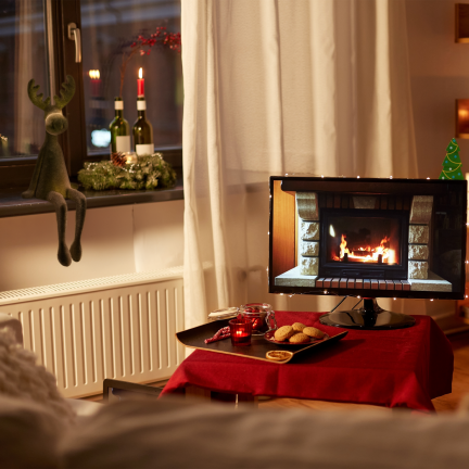 TG83729-8 – Flockiertes sitzendes Rentier als Weihnachtsdekoration