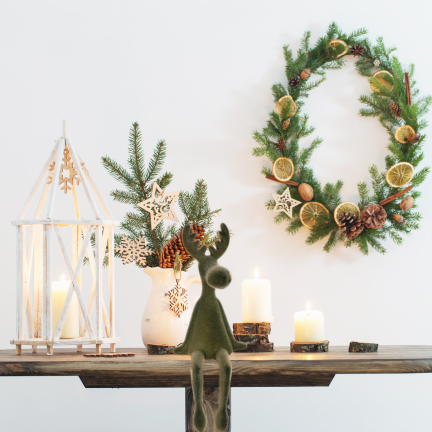 TG83729-8 – Flockiertes sitzendes Rentier als Weihnachtsdekoration