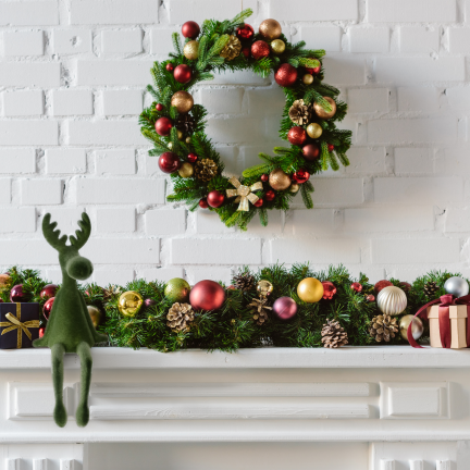 TG83729-8 – Flockiertes sitzendes Rentier als Weihnachtsdekoration