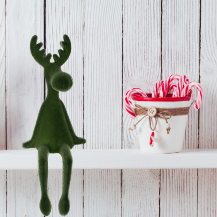 TG83729-8 – Flockiertes sitzendes Rentier als Weihnachtsdekoration