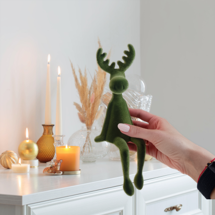 TG83729-8 – Flockiertes sitzendes Rentier als Weihnachtsdekoration
